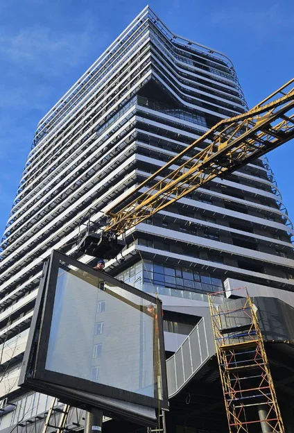 Доставка та встановлення скляного рекламного щита