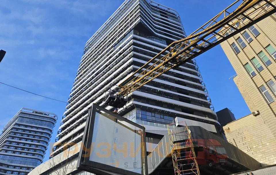 Доставка та встановлення скляного рекламного щита фото 80