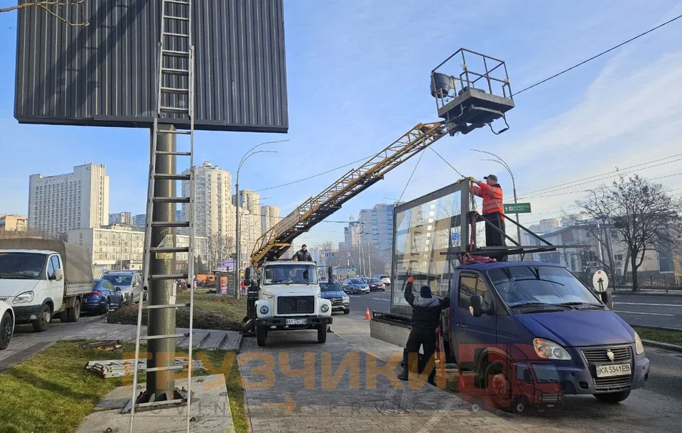 Доставка та встановлення скляного рекламного щита фото 79
