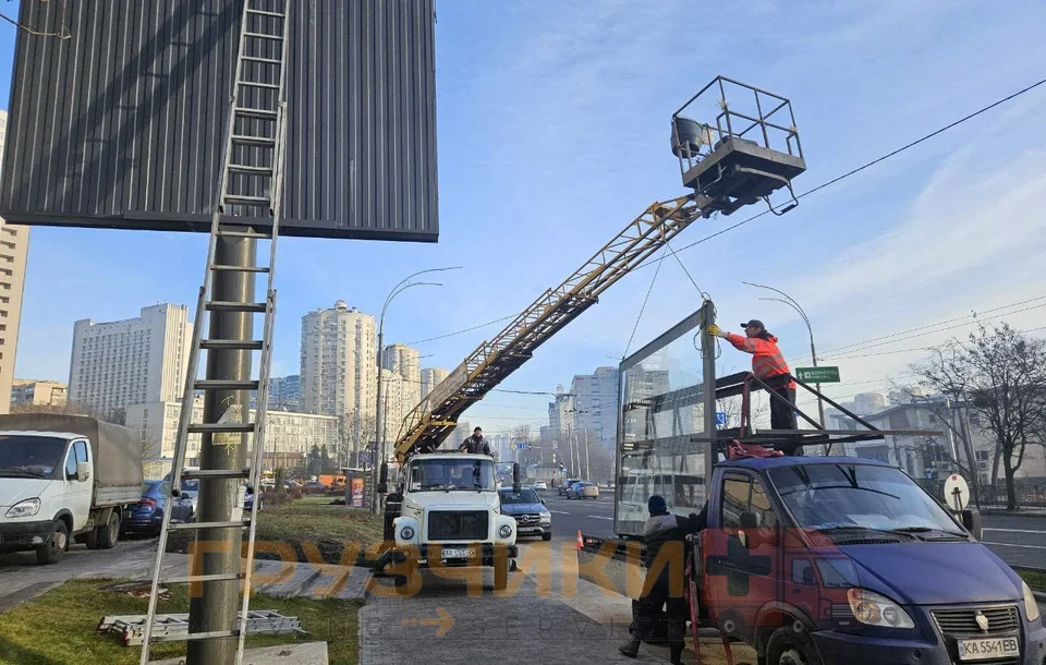 Доставка та встановлення скляного рекламного щита фото 81